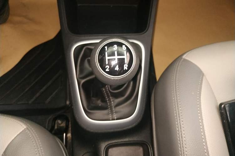 Used Kia Pegas 2019 1.4L Manual Value Edition National VI Standard Gear Lever