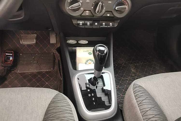 Used Kia Pegas 2020 1.4L Automatic Comfort Version with Sunroof Gear Lever