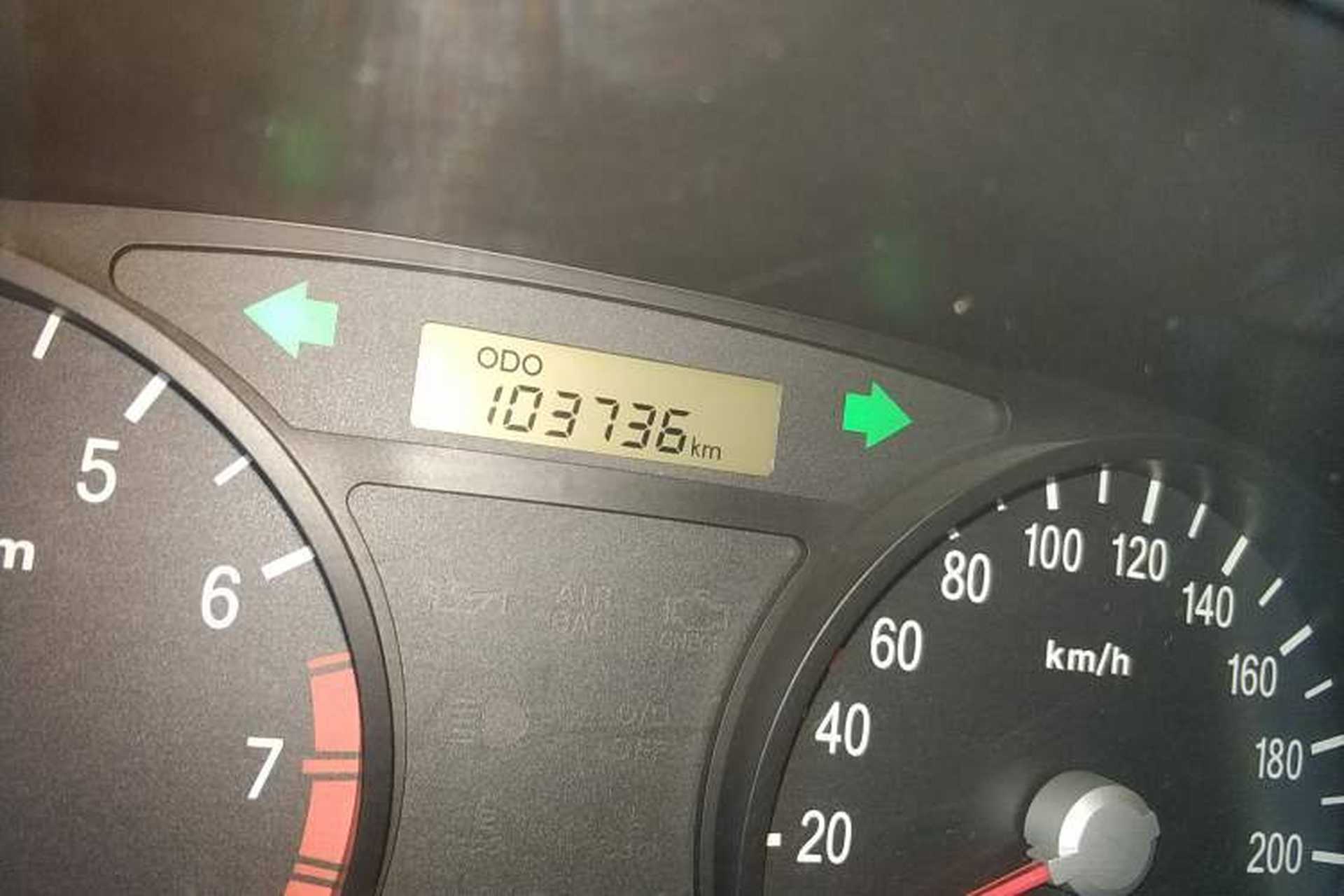 Used Kia Rio 2007 1.4L MT GL Odometer Close Up