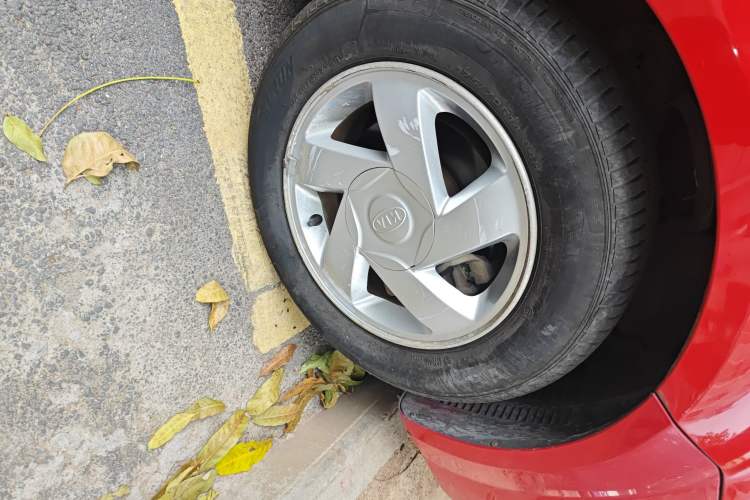 Used Kia Rio 2007 1.4L AT GLS Right Front Wheel Hub