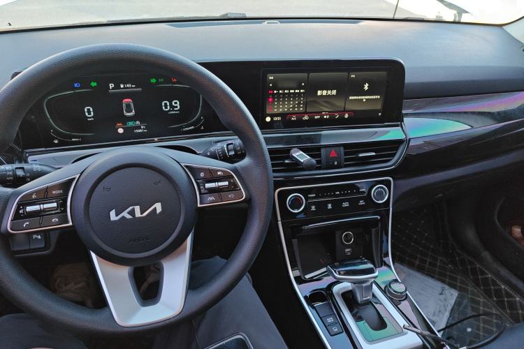 Used Kia Seltos 2023 1.5L CVT Luxury Edition Center Console