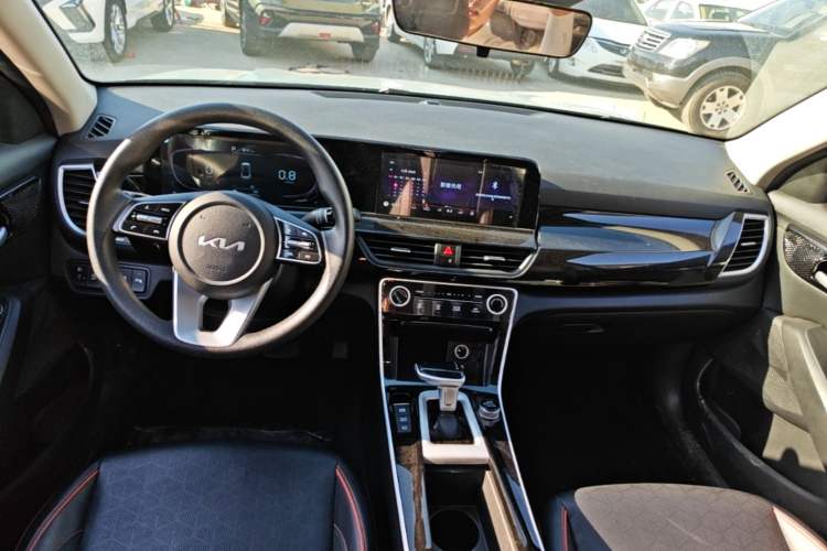 Used Kia Seltos 2023 1.5L CVT Luxury Edition Center Console