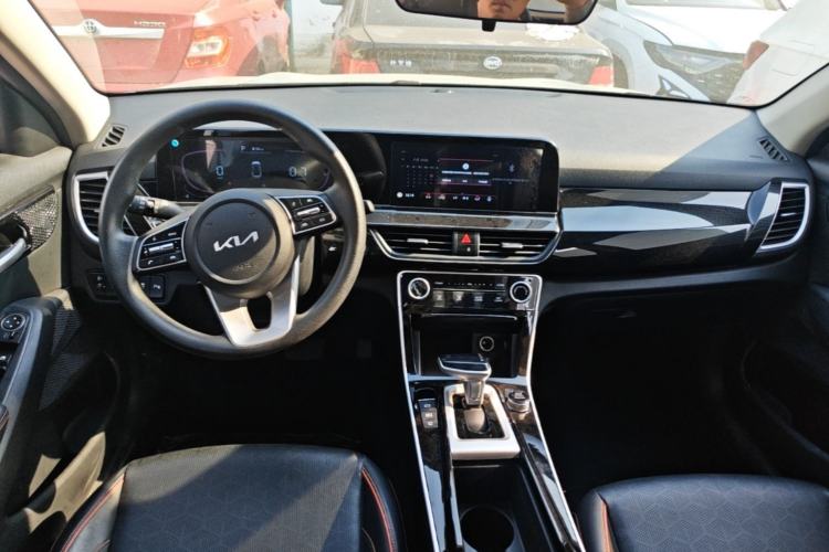 Used Kia Seltos 2023 1.5L CVT Luxury Edition Center Console