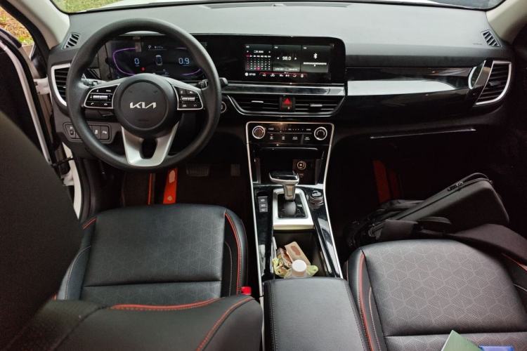 Used Kia Seltos 2023 1.5L CVT Luxury Edition Center Console
