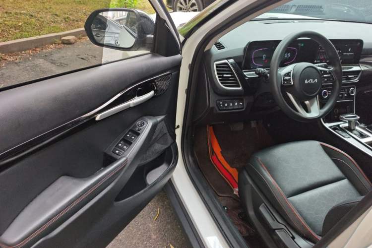 Used Kia Seltos 2023 1.5L CVT Luxury Edition Driver Seat