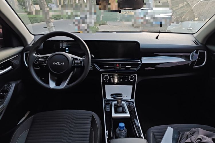 Used Kia Seltos 2023 1.5L CVT Comfort Edition Center Console