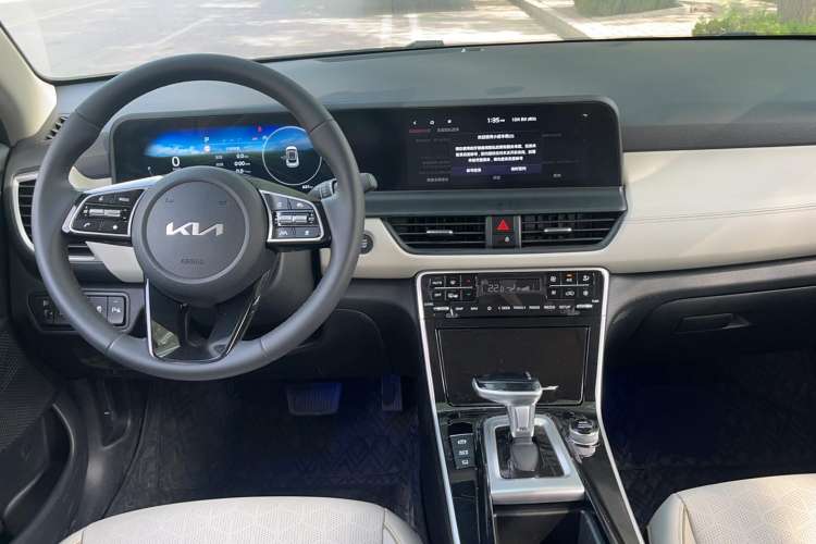 Used Kia Seltos 2023 1.5L CVT Luxury Edition Center Console