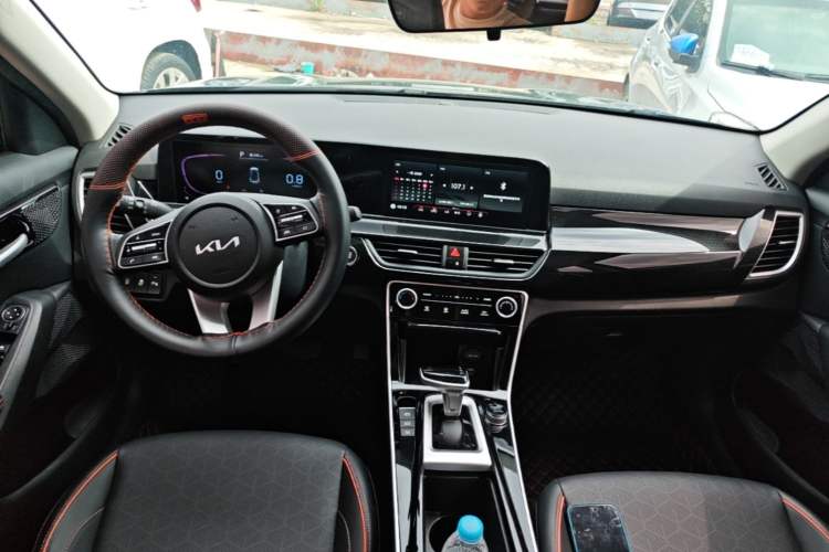 Used Kia Seltos 2023 1.5L CVT Luxury Edition Center Console