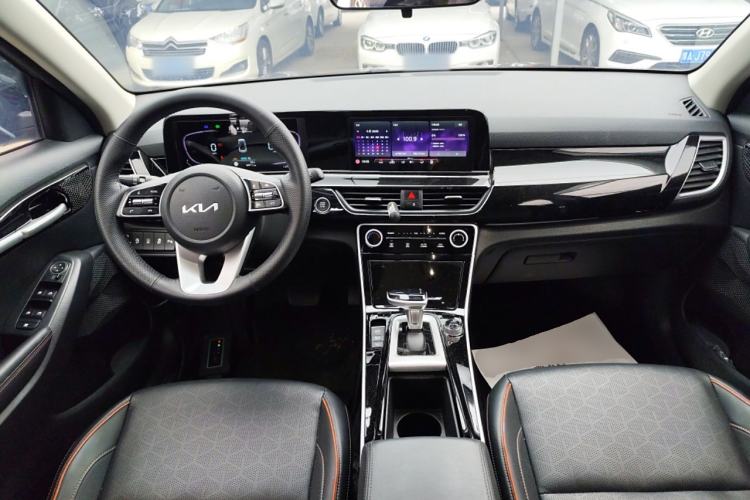 Used Kia Seltos 2023 1.5L CVT Luxury Edition Center Console