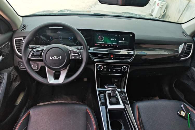 Used Kia Seltos 2023 1.5L CVT Luxury Edition Center Console