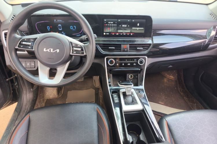 Used Kia Seltos 2023 1.5L CVT Luxury Edition Center Console