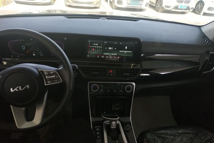 Used Kia Seltos 2023 1.5L CVT Luxury Edition Center Console