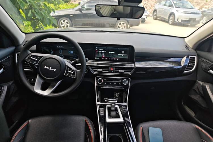 Used Kia Seltos 2023 1.5L CVT Luxury Edition Center Console