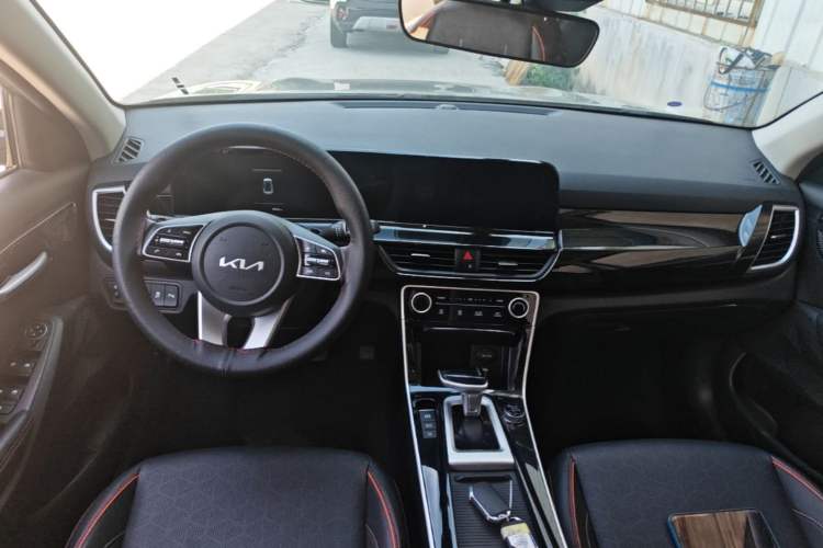 Used Kia Seltos 2023 1.5L CVT Luxury Edition Interior 2