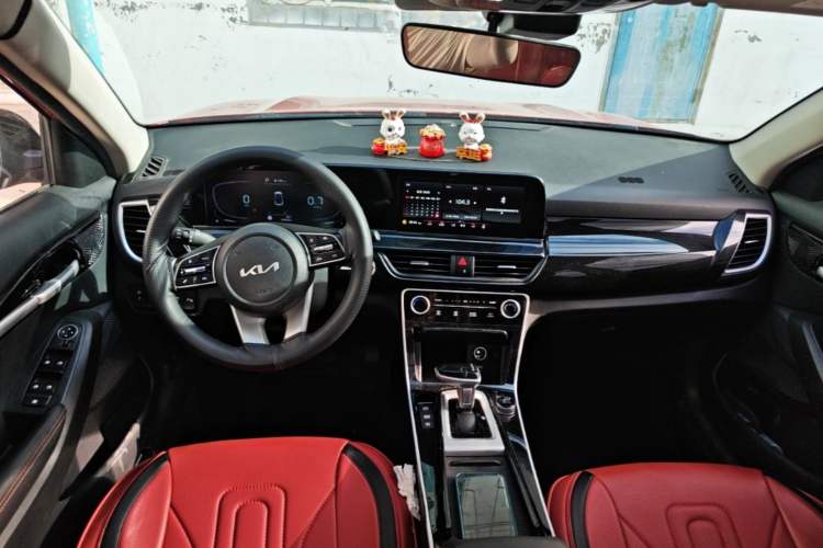 Used Kia Seltos 2023 1.5L CVT Luxury Edition Center Console