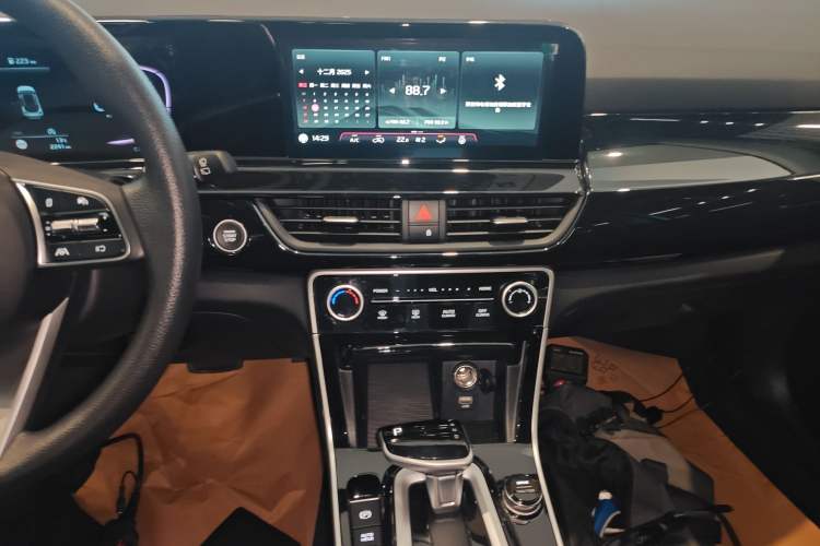 Used Kia Seltos 2023 1.5L CVT Luxury Edition Audio And AC Panel