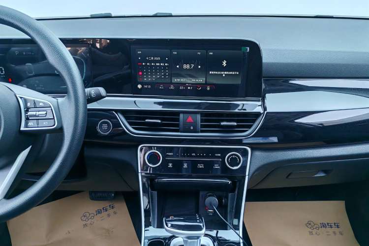 Used Kia Seltos 2023 1.5L CVT Luxury Edition Audio And AC Panel