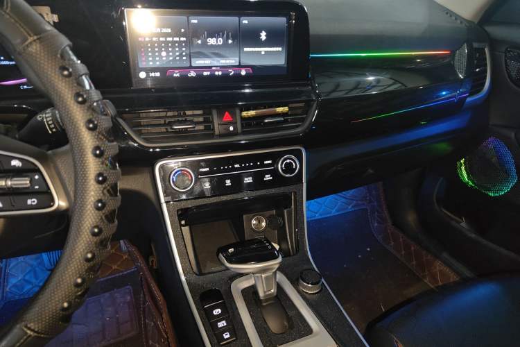 Used Kia Seltos 2023 1.5L CVT Luxury Edition Audio And AC Panel