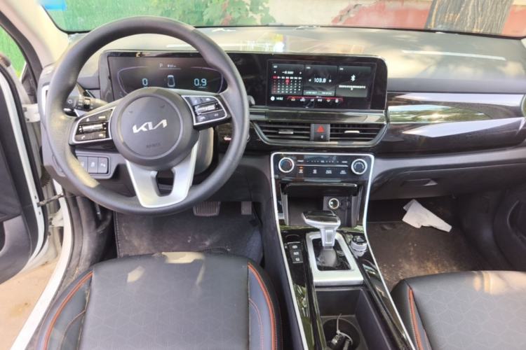 Used Kia Seltos 2023 1.5L CVT Luxury Edition Center Console