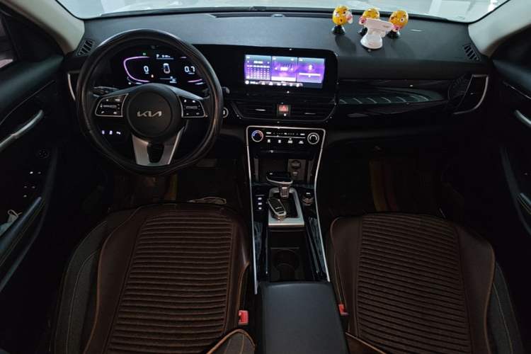 Used Kia Seltos 2023 1.5L CVT Comfort Edition Center Console