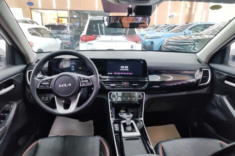 Used Kia Seltos 2023 1.5L CVT Luxury Edition Center Console