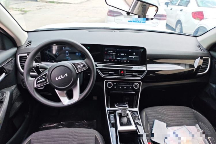 Used Kia Seltos 2023 1.5L CVT Comfort Edition Center Console