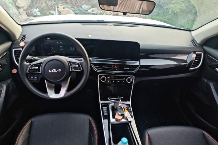 Used Kia Seltos 2023 1.5L CVT Luxury Edition Center Console