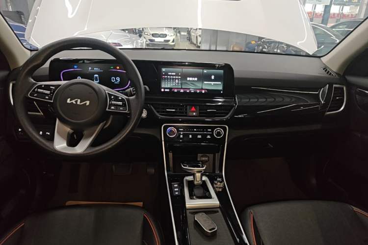 Used Kia Seltos 2023 1.5L CVT Luxury Edition Center Console