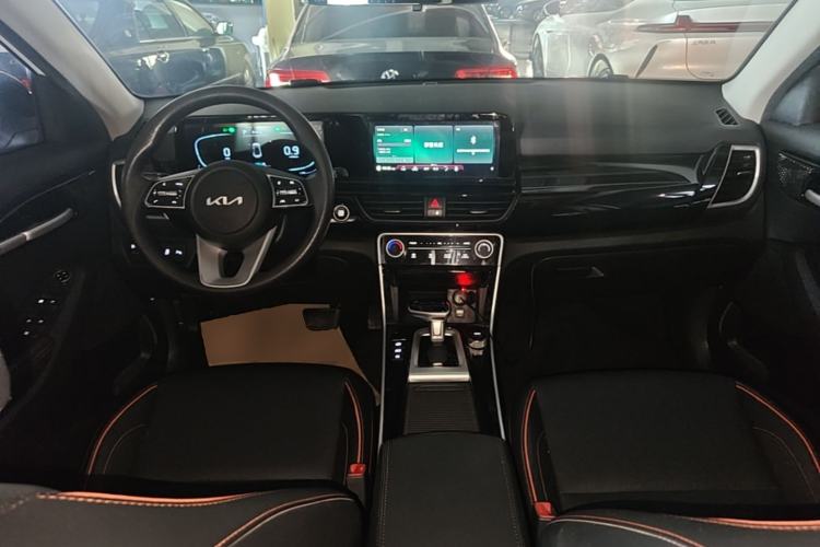 Used Kia Seltos 2023 1.5L CVT Luxury Edition Center Console