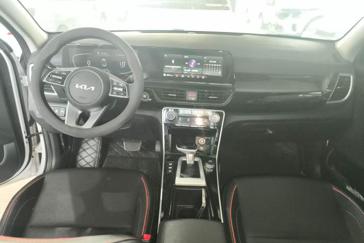 Used Kia Seltos 2023 1.5L CVT Luxury Edition Center Console