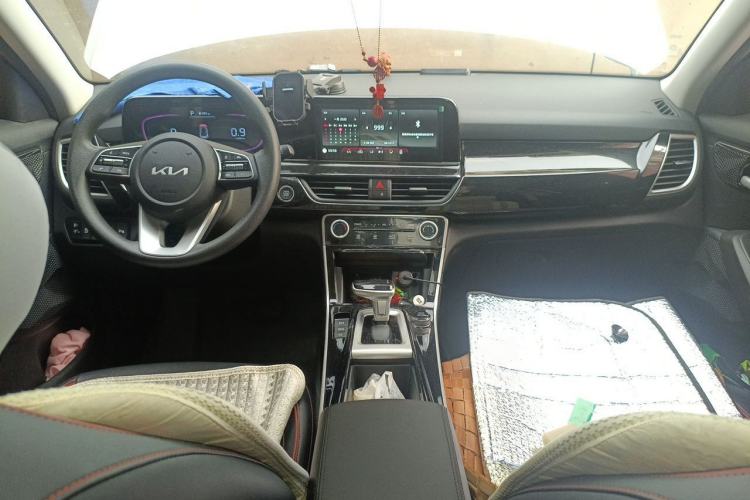 Used Kia Seltos 2023 1.5L CVT Luxury Edition Center Console