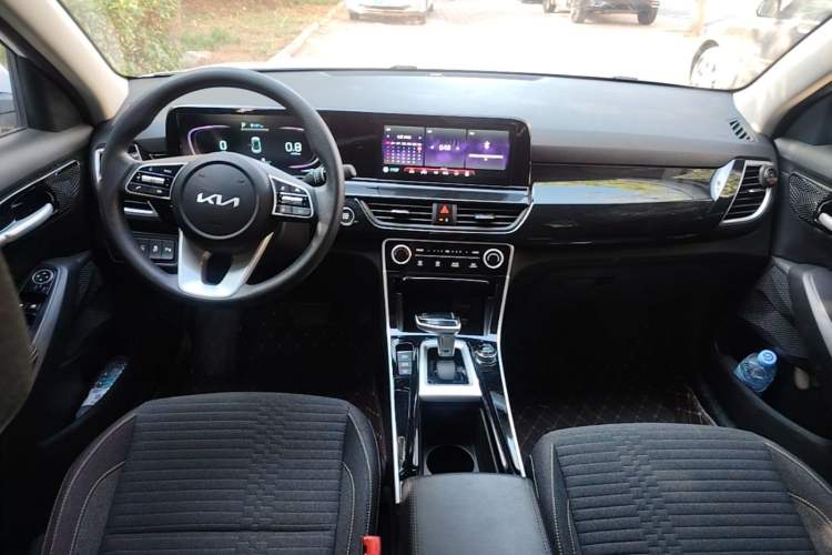 Used Kia Seltos 2023 1.5L CVT Comfort Edition Center Console