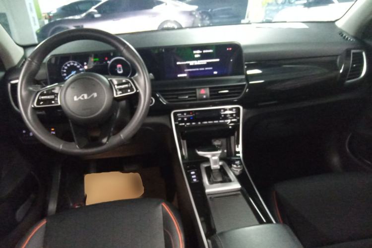 Used Kia Seltos 2023 1.5L CVT Luxury Edition Center Console