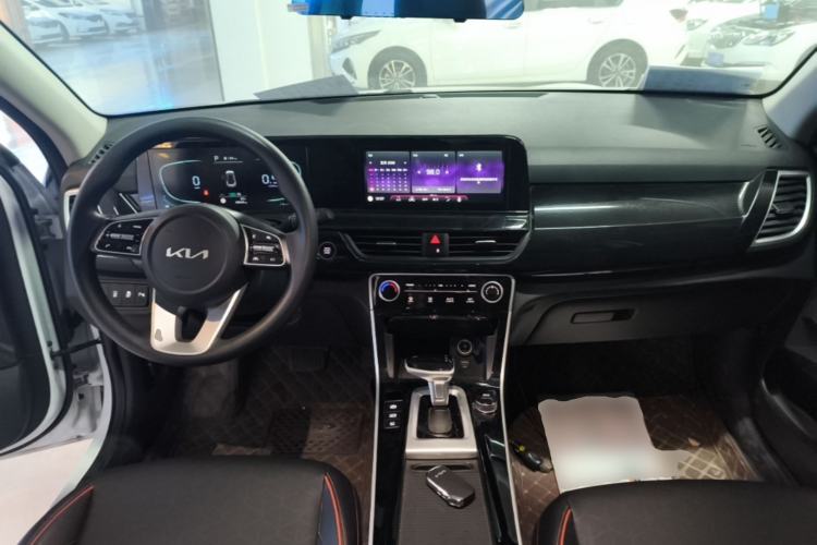 Used Kia Seltos 2023 1.5L CVT Luxury Edition Center Console