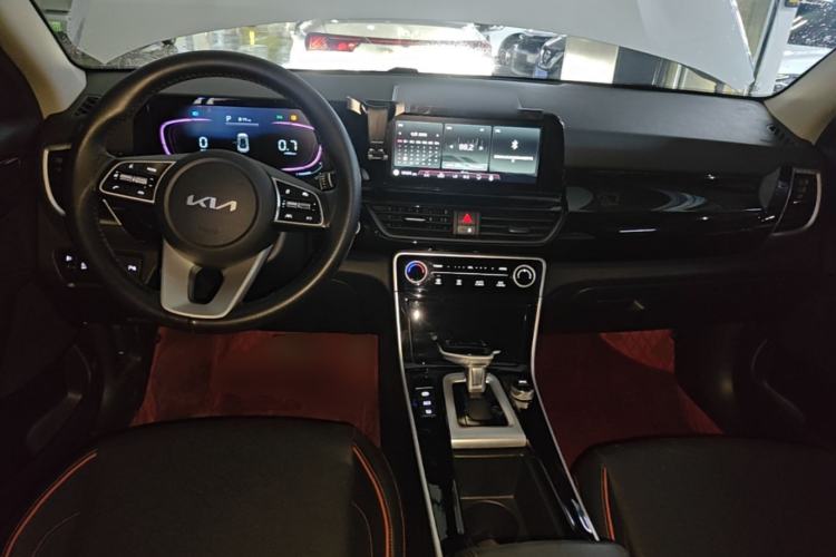 Used Kia Seltos 2023 1.5L CVT Luxury Edition Center Console