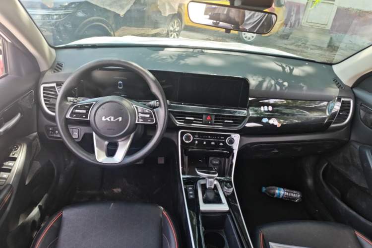 Used Kia Seltos 2023 1.5L CVT Luxury Edition Center Console