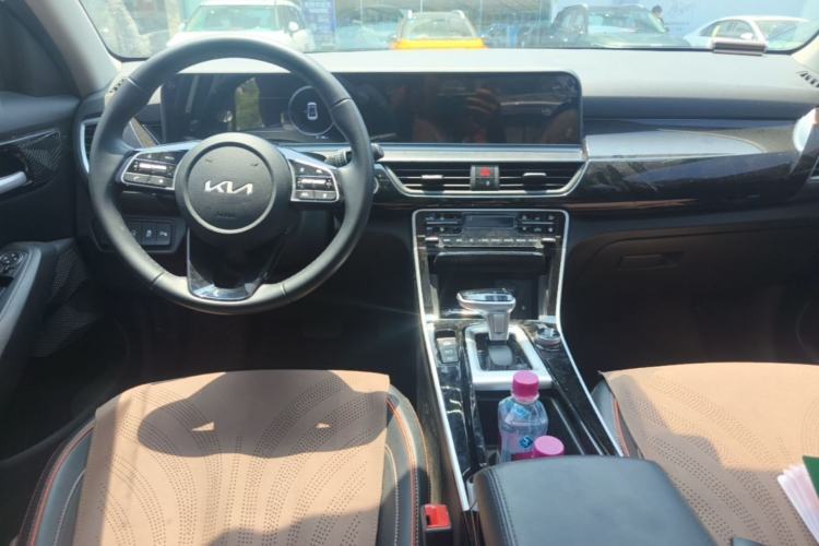Used Kia Seltos 2023 1.5L CVT Luxury Edition Center Console