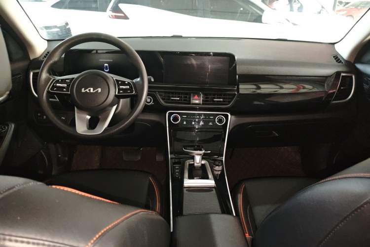 Used Kia Seltos 2023 1.5L CVT Luxury Edition Center Console