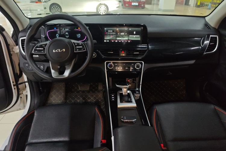 Used Kia Seltos 2023 1.5L CVT Luxury Edition Center Console