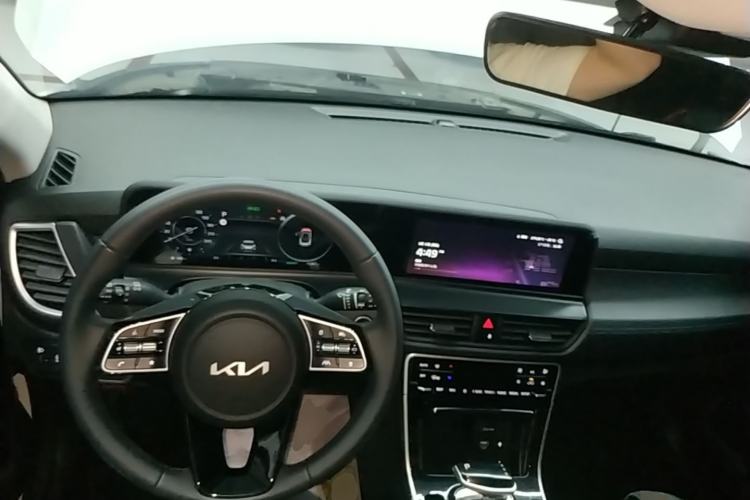 Used Kia Seltos 2023 1.5L CVT Luxury Edition Center Console
