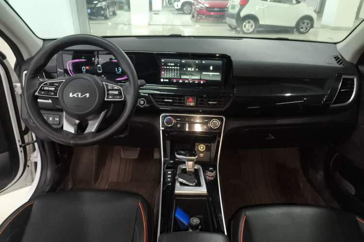 Used Kia Seltos 2023 1.5L CVT Luxury Edition Center Console