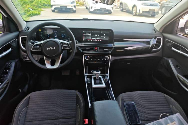 Used Kia Seltos 2023 1.5L CVT Comfort Edition Center Console