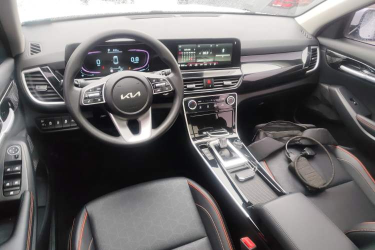 Used Kia Seltos 2023 1.5L CVT Luxury Edition Center Console