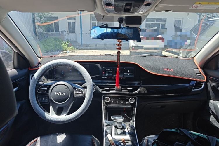 Used Kia Seltos 2023 1.5L CVT Luxury Edition Center Console