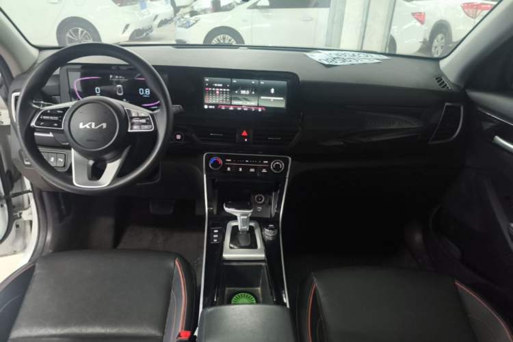 Used Kia Seltos 2023 1.5L CVT Luxury Edition Center Console