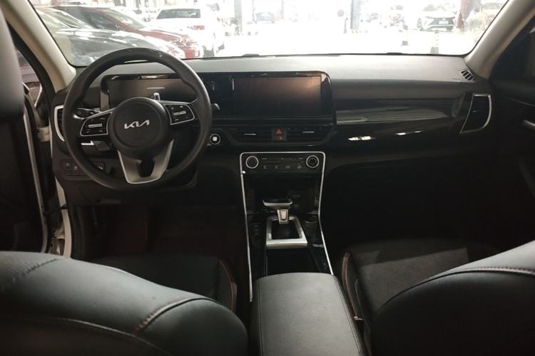 Used Kia Seltos 2023 1.5L CVT Luxury Edition Center Console