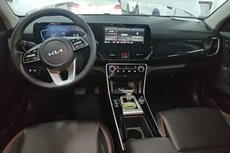 Used Kia Seltos 2023 1.5L CVT Luxury Edition Center Console
