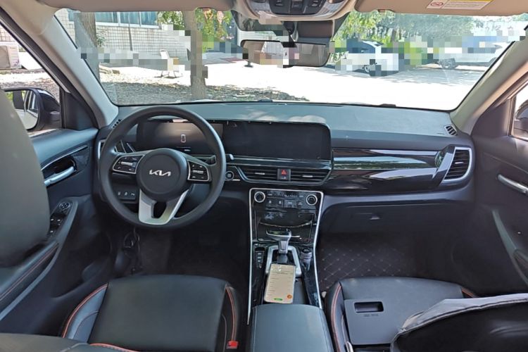 Used Kia Seltos 2023 1.5L CVT Luxury Edition Center Console