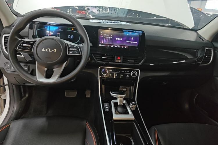Used Kia Seltos 2023 1.5L CVT Luxury Edition Center Console