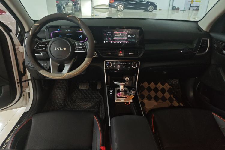 Used Kia Seltos 2023 1.5L CVT Luxury Edition Center Console